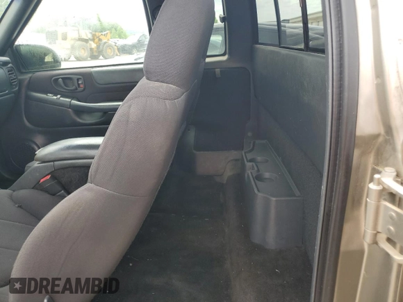 2003 GMC Sonoma SLS z VIN 1GTCT19X938201721, wystawiony jako Copart lot #56011695 z przebiegiem Nie podano mil oraz Nie do naprawy. Historia ofert i sprzedaży dostępna na DreamBid. Obrazek 11.
