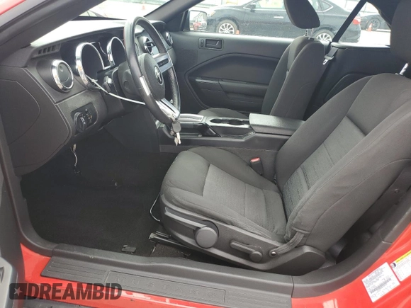 2006 Ford Mustang Standard z VIN 1ZVFT84N465105137, wystawiony jako Copart lot #57485245 z przebiegiem 84 618 mil mil oraz Szkoda całkowita • Salvage title. Historia ofert i sprzedaży dostępna na DreamBid. Obrazek 7.