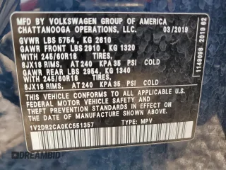 2019 Volkswagen Atlas SE z VIN 1V2DR2CA0KC551357, wystawiony jako Copart lot #58824335 z przebiegiem 84 011 mil mil oraz Czysty tytuł • Clean title. Historia ofert i sprzedaży dostępna na DreamBid. Obrazek 13.