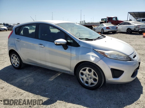 2013 Ford Fiesta SE z VIN 3FADP4EJ9DM191531, wystawiony jako Copart lot #60533515 z przebiegiem 179 639 mil mil oraz Czysty tytuł • Clean title. Historia ofert i sprzedaży dostępna na DreamBid. Obrazek 4.