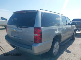 2008 Chevrolet Suburban LT w/2LT with VIN 3GNFC16038G299755, listed as a IAAI auction lot 42088092 with 141,876 mi miles. Bid and sale history available at carsss.com. Image 4.