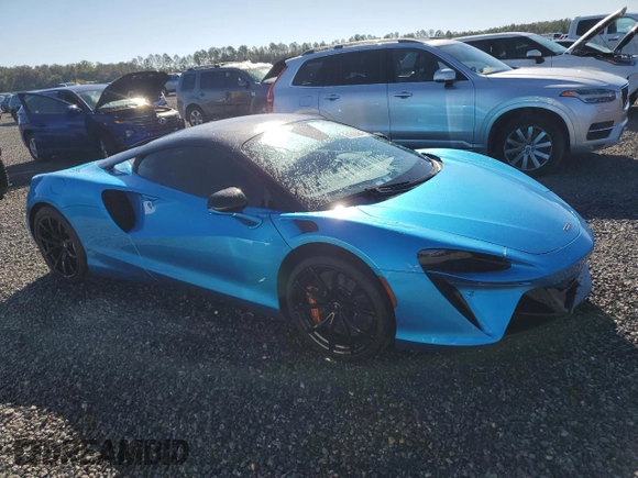 2023 McLaren Artura z VIN SBM16AEA2PW001739, wystawiony jako Copart lot #81910384 z przebiegiem 3871 mil mil oraz Szkody całkowita. Historia ofert i sprzedaży dostępna na DreamBid. Obrazek 4.