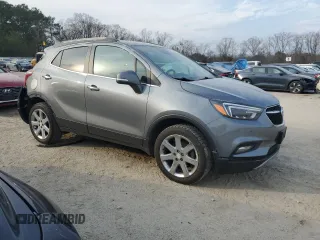 2020 Buick Encore Essence z VIN KL4CJGSB6LB020497, wystawiony jako Copart lot #43624955 z przebiegiem 99 448 mil mil oraz Tytuł czysty. Historia ofert i sprzedaży dostępna na DreamBid. Obrazek 4.