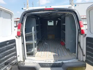 2017 Chevrolet Express Cargo Van with VIN 1GCWGAFF6H1176404, listed as a IAAI auction lot 42014572 with 104,378 mi miles. Bid and sale history available at carsss.com. Image 17.