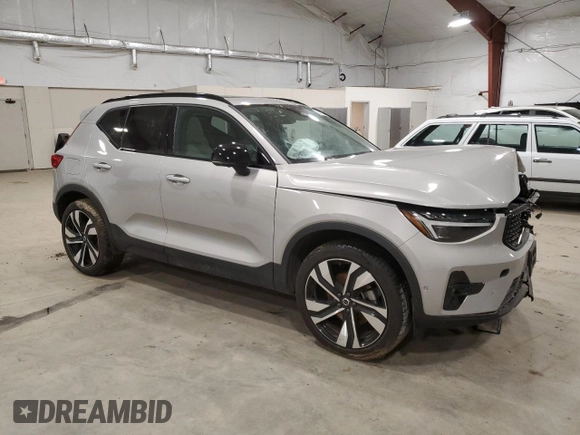 2024 Volvo XC40 Ultimate Dark Theme z VIN YV4L12UM4R2213891, wystawiony jako Copart lot #85272044 z przebiegiem Nie podano mil oraz Nie do naprawy • Non repairable. Historia ofert i sprzedaży dostępna na DreamBid. Obrazek 4.
