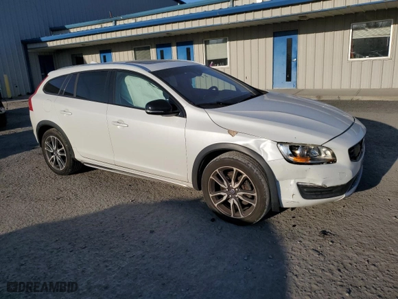 2016 Volvo V60 Cross Country T5 with VIN YV4612HK0G1006181, listed as a Copart auction lot 82689074 with 98,049 mi miles and Salvage Title. Bid and sale history available at carsss.com. Image 4.
