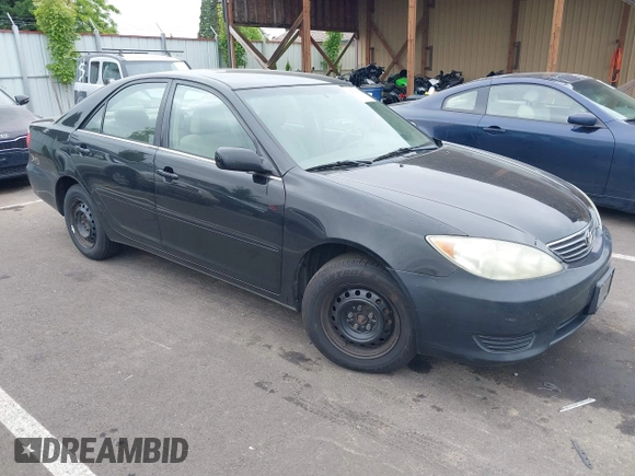 2005 Toyota Camry STD z VIN 4T1BE32K35U005795, wystawiony jako IAAI lot #42436495 z przebiegiem 216 913 mil mil oraz . Historia ofert i sprzedaży dostępna na DreamBid. Obrazek 1.