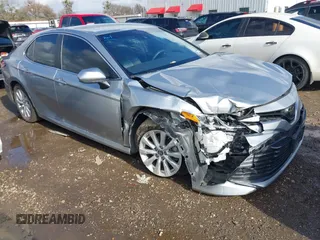 2019 Toyota Camry LE z VIN 4T1B11HK5KU828408, wystawiony jako IAAI lot #41096290 z przebiegiem 91 613 mil mil oraz . Historia ofert i sprzedaży dostępna na DreamBid. Obrazek 1.