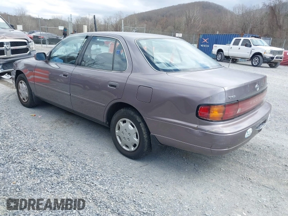 1994 Toyota Camry LE z VIN 4T1SK12E0RU463582, wystawiony jako IAAI lot #41823733 z przebiegiem 120 050 mil mil oraz . Historia ofert i sprzedaży dostępna na DreamBid. Obrazek 3.