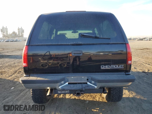 1998 Chevrolet Tahoe z VIN 3GNEK18R6WG102052, wystawiony jako Copart lot #77485244 z przebiegiem 187 542 mil mil oraz Szkoda całkowita • Salvage title. Historia ofert i sprzedaży dostępna na DreamBid. Obrazek 6.