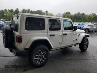 2025 Jeep Wrangler Sahara z VIN 1C4PJXEN6SW546780, wystawiony jako Copart lot #55800685 z przebiegiem 6 063 mil mil oraz Czysty tytuł • Clean title. Historia ofert i sprzedaży dostępna na DreamBid. Obrazek 3.