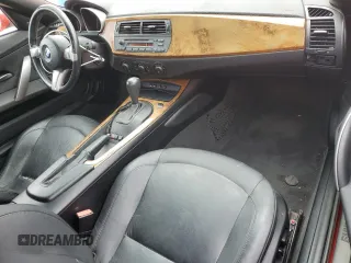 2005 BMW Z4 2.5i z VIN 4USBT33505LS56955, wystawiony jako Copart lot #56021245 z przebiegiem 112 859 mil mil oraz Tytuł czysty. Historia ofert i sprzedaży dostępna na DreamBid. Obrazek 8.