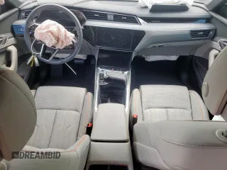 2024 Audi Q8 e-tron z VIN WA16AAGE5RB048734, wystawiony jako Copart lot #54393075 z przebiegiem Nie podano mil oraz Szkoda całkowita • Salvage title. Historia ofert i sprzedaży dostępna na DreamBid. Obrazek 8.