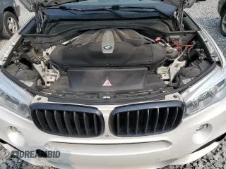 2015 BMW X5 xDrive50i z VIN 5UXKR6C5XF0J77462, wystawiony jako Copart lot #58912895 z przebiegiem 100 086 mil mil oraz Czysty tytuł • Clean title. Historia ofert i sprzedaży dostępna na DreamBid. Obrazek 12.
