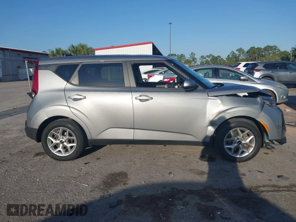 2022 Kia Soul LX with VIN KNDJ23AU7N7805591, listed as a IAAI auction lot 41800259 with 15,589 mi miles. Bid and sale history available at carsss.com. Image 14.