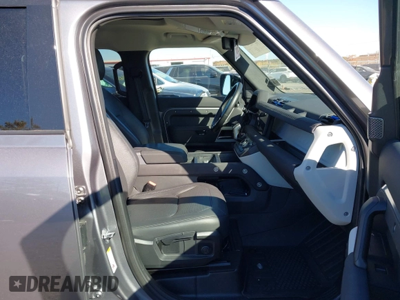 2022 Land Rover Defender S z VIN SALEJ7RX4N2097686, wystawiony jako IAAI lot #40668510 z przebiegiem 55 966 mil mil oraz . Historia ofert i sprzedaży dostępna na DreamBid. Obrazek 5.