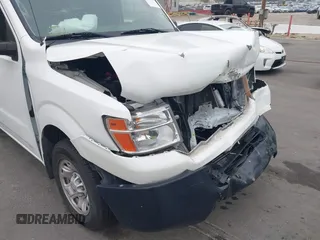2021 Nissan NV Cargo SV z VIN 1N6BF0KYXMN805682, wystawiony jako IAAI lot #42152216 z przebiegiem 82 671 mil mil oraz . Historia ofert i sprzedaży dostępna na DreamBid. Obrazek 18.
