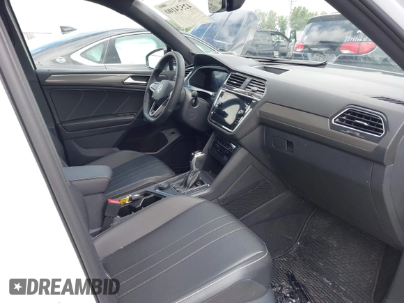 2024 Volkswagen Tiguan SE R-Line Black with VIN 3VV8B7AX3RM111526, listed as a IAAI auction lot 42524100 with 7,280 mi miles and . Bid and sale history available at DreamBid. Image 5.