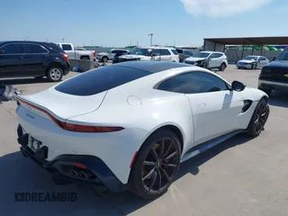 2019 Aston Martin Vantage z VIN SCFSMGAW4KGN01848, wystawiony jako IAAI lot #42032076 z przebiegiem 54 469 mil mil oraz . Historia ofert i sprzedaży dostępna na DreamBid. Obrazek 4.