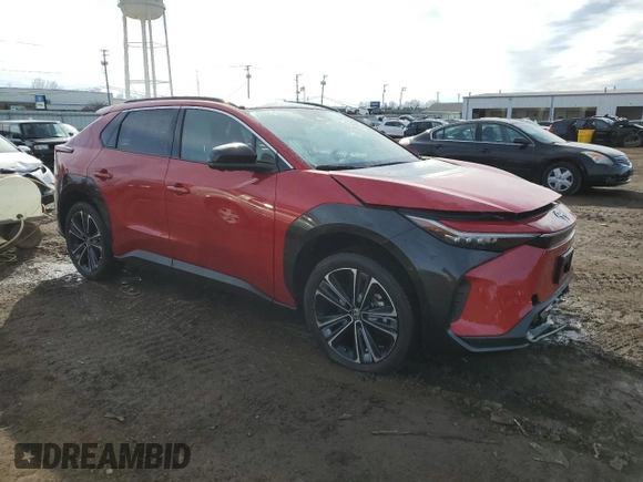2024 Toyota bZ4X XLE z VIN JTMABACA3RA076814, wystawiony jako Copart lot #47046235 z przebiegiem 18 457 mil mil oraz Szkody całkowita. Historia ofert i sprzedaży dostępna na DreamBid. Obrazek 4.