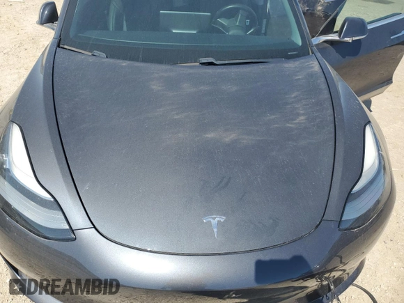 2018 Tesla Model 3 Long Range Battery z VIN 5YJ3E1EB4JF116531, wystawiony jako Copart lot #55609755 z przebiegiem 63 695 mil mil oraz Szkody całkowita. Historia ofert i sprzedaży dostępna na DreamBid. Obrazek 11.