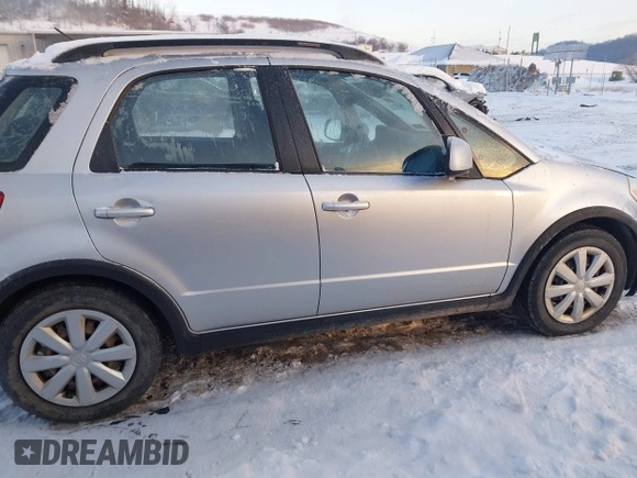 2011 Suzuki SX4 Crossover with VIN JS2YB5A36B6305317, listed as a IAAI auction lot 41333007 with 84,967 mi miles. Bid and sale history available at carsss.com. Image 13.