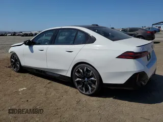 2024 BMW i5 M60 z VIN WBY43FK04RCR72042, wystawiony jako Copart lot #70827834 z przebiegiem 898 mil mil oraz Szkody całkowita. Historia ofert i sprzedaży dostępna na DreamBid. Obrazek 2.