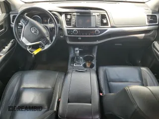 2018 Toyota Highlander SE with VIN 5TDKZRFH2JS550203, listed as a Copart auction lot 58133525 with 117,891 mi miles and Salvage title. Bid and sale history available at DreamBid. Image 8.