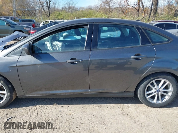2018 Ford Focus SE z VIN 1FADP3F2XJL316101, wystawiony jako IAAI lot #40805650 z przebiegiem 53 551 mil mil oraz . Historia ofert i sprzedaży dostępna na DreamBid. Obrazek 13.
