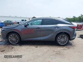 2024 Lexus RX 450h+ Luxury z VIN JTJCJMGA3R2017955, wystawiony jako IAAI lot #42395578 z przebiegiem 6 297 mil mil oraz . Historia ofert i sprzedaży dostępna na DreamBid. Obrazek 14.
