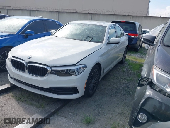 2019 BMW 5 Series 530i z VIN WBAJA5C53KWW48516, wystawiony jako IAAI lot #41524190 z przebiegiem 62 280 mil mil oraz . Historia ofert i sprzedaży dostępna na DreamBid. Obrazek 2.