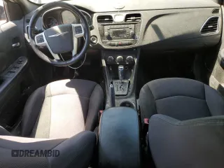 2014 Chrysler 200 Touring z VIN 1C3CCBBGXEN152330, wystawiony jako Copart lot #52295375 z przebiegiem 211 585 mil mil oraz Szkoda całkowita • Salvage title. Historia ofert i sprzedaży dostępna na DreamBid. Obrazek 8.