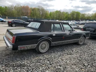 1988 Lincoln Town Car z VIN 1LNBM82F3JY704849, wystawiony jako Copart lot #55439395 z przebiegiem 63 339 mil mil oraz Czysty tytuł • Clean title. Historia ofert i sprzedaży dostępna na DreamBid. Obrazek 3.
