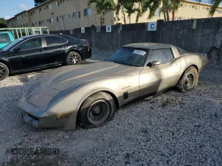 1982 Chevrolet Corvette z VIN 1AY0785C5123933, wystawiony jako Copart lot #77579274 z przebiegiem 306 416 mil mil oraz Czysty tytuł • Clean title. Historia ofert i sprzedaży dostępna na DreamBid. Obrazek 1.