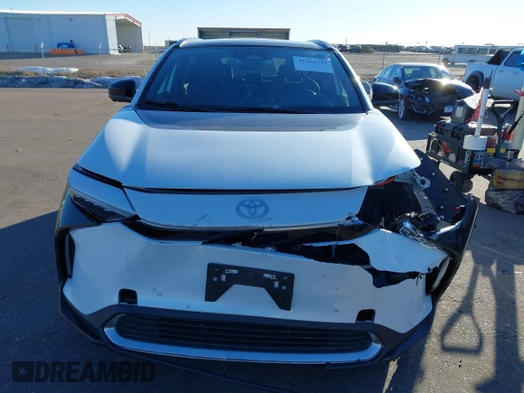 2023 Toyota bZ4X XLE z VIN JTMABACA5PA035744, wystawiony jako IAAI lot #41264742 z przebiegiem 27 792 mil mil oraz . Historia ofert i sprzedaży dostępna na DreamBid. Obrazek 13.