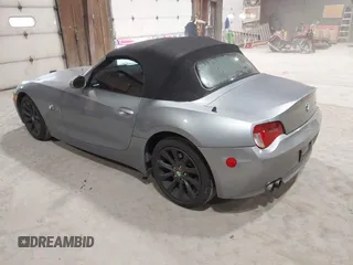 2006 BMW Z4 3.0si z VIN 4USBU53506LW92215, wystawiony jako IAAI lot #42340243 z przebiegiem 103 740 mil mil oraz . Historia ofert i sprzedaży dostępna na DreamBid. Obrazek 3.