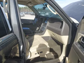 2015 Lincoln Navigator z VIN 5LMJJ3JT3FEJ09214, wystawiony jako IAAI lot #41682213 z przebiegiem 133 997 mil mil oraz . Historia ofert i sprzedaży dostępna na DreamBid. Obrazek 5.