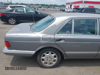 1987 Mercedes-Benz 300 SDL z VIN WDBCB25D6HA329689, wystawiony jako IAAI lot #42438703 z przebiegiem 237 677 mil mil oraz . Historia ofert i sprzedaży dostępna na DreamBid. Obrazek 6.