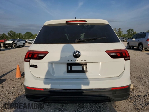2024 Volkswagen Tiguan SE z VIN 3VVNB7AX8RM013904, wystawiony jako Copart lot #53521455 z przebiegiem 13 477 mil mil oraz Szkoda całkowita • Salvage title. Historia ofert i sprzedaży dostępna na DreamBid. Obrazek 6.