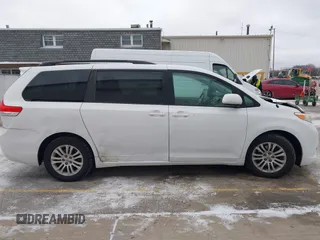 2014 Toyota Sienna XLE z VIN 5TDYK3DC6ES492167, wystawiony jako IAAI lot #41257193 z przebiegiem 216 046 mil mil oraz . Historia ofert i sprzedaży dostępna na DreamBid. Obrazek 13.