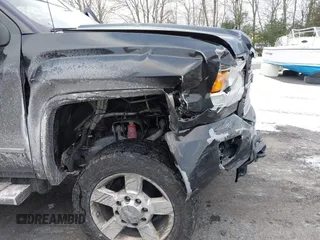2016 GMC Sierra 2500HD Denali z VIN 1GT12UE81GF128498, wystawiony jako IAAI lot #41346398 z przebiegiem 164 532 mil mil oraz . Historia ofert i sprzedaży dostępna na DreamBid. Obrazek 18.
