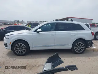 2017 Audi Q7 Premium Plus z VIN WA1LAAF77HD031992, wystawiony jako IAAI lot #42058343 z przebiegiem 99 827 mil mil oraz . Historia ofert i sprzedaży dostępna na DreamBid. Obrazek 15.