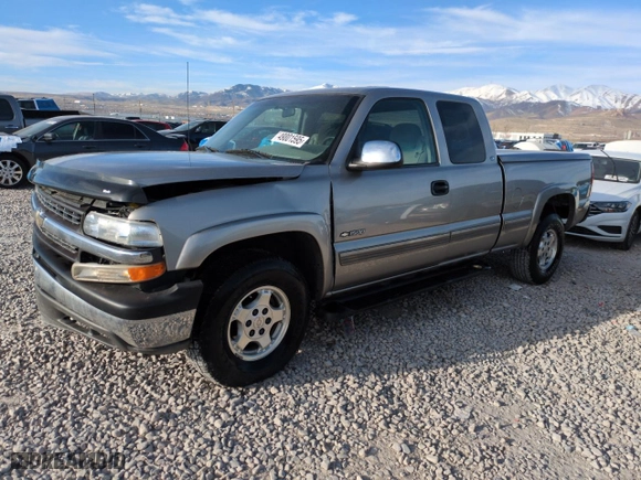 2000 Chevrolet Silverado 1500 LT with VIN 1GCEK19T8YE206233, listed as a Copart auction lot 49801595 with 57,204 mi miles and Salvage Title. Bid and sale history available at carsss.com. Image 1.