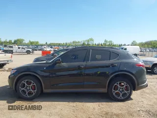 2022 Alfa Romeo Stelvio Veloce z VIN ZASPAKBN6N7D24902, wystawiony jako IAAI lot #42225536 z przebiegiem 87 377 mil mil oraz . Historia ofert i sprzedaży dostępna na DreamBid. Obrazek 14.