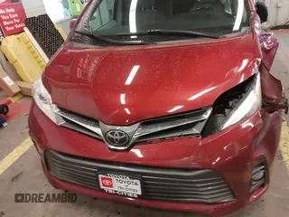2018 Toyota Sienna XLE Auto Access Seat with VIN 5TDYZ3DC8JS935926, listed as a IAAI auction lot 41630567 with 105,224 mi miles. Bid and sale history available at carsss.com. Image 12.