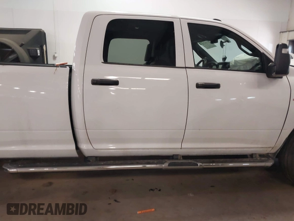 2023 Ram 2500 Tradesman z VIN 3C6UR5HL0PG529660, wystawiony jako IAAI lot #41491722 z przebiegiem 43 672 mil mil oraz . Historia ofert i sprzedaży dostępna na DreamBid. Obrazek 13.