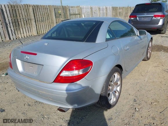 2007 Mercedes-Benz SLK-Class 3.5L with VIN WDBWK56FX7F142388, listed as a IAAI auction lot 42076577 with 77,856 mi miles. Bid and sale history available at carsss.com. Image 4.