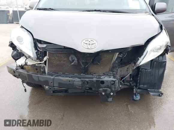 2017 Toyota Sienna XLE Auto Access Seat with VIN 5TDYZ3DC8HS776058, listed as a IAAI auction lot 41945909 with 138,899 mi miles. Bid and sale history available at carsss.com. Image 6.