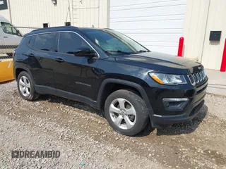 2020 Jeep Compass Latitude z VIN 3C4NJDBB5LT130257, wystawiony jako IAAI lot #42405146 z przebiegiem 45 429 mil mil oraz . Historia ofert i sprzedaży dostępna na DreamBid. Obrazek 1.