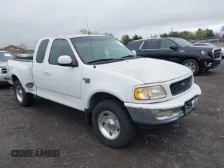 1998 Ford F-150 XL z VIN 2FTRX08L1WCB04886, wystawiony jako IAAI lot #41983810 z przebiegiem 185 909 mil mil oraz . Historia ofert i sprzedaży dostępna na DreamBid. Obrazek 1.